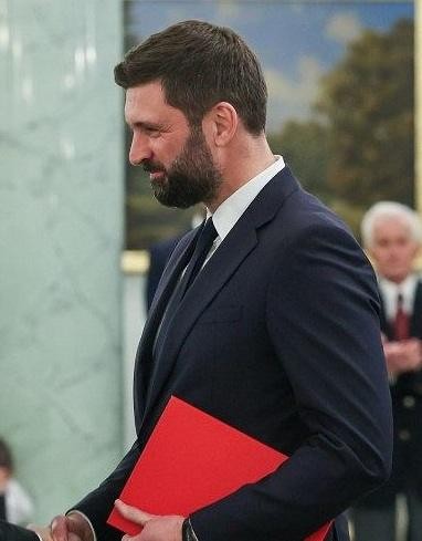 Nikodem Rachoń w trakcie spotkania dyplomatycznego, symbolizującego jego rolę w Biurze Polityki Międzynarodowej.