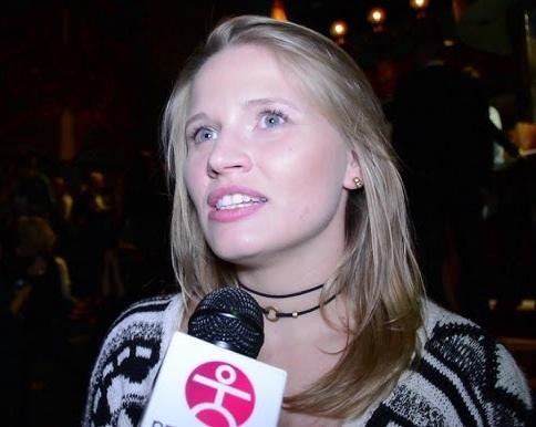 Natalia Rybicka tańcząca, w dynamicznej pozie, ukazująca jej pasję i umiejętności w zakresie tańca Disco Dance Freestyle, w tle scena lub sala taneczna.