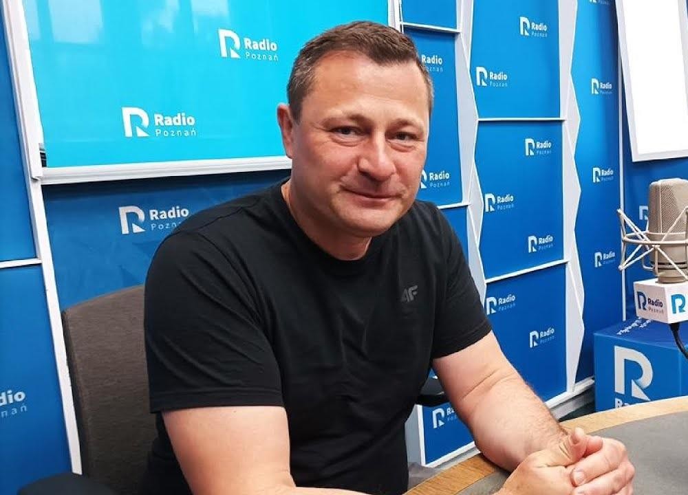 Krzysztof Paszyk aktywnie uczestniczący w obradach sejmowych lub spotkaniu ministerialnym.