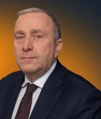 Grzegorz Schetyna aktywnie uczestniczący w debacie parlamentarnej, gestykulujący, co podkreśla jego wieloletnie doświadczenie polityczne.
