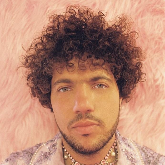 Benny Blanco w studiu nagraniowym, skupiony przy mikserze, symbolizujący proces twórczy i innowacyjność w produkcji muzycznej.