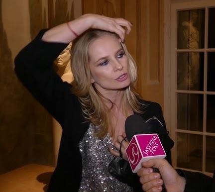 Magdalena Cielecka na planie filmowym lub teatralnym, uosabiająca intensywność i zaangażowanie w rolę.