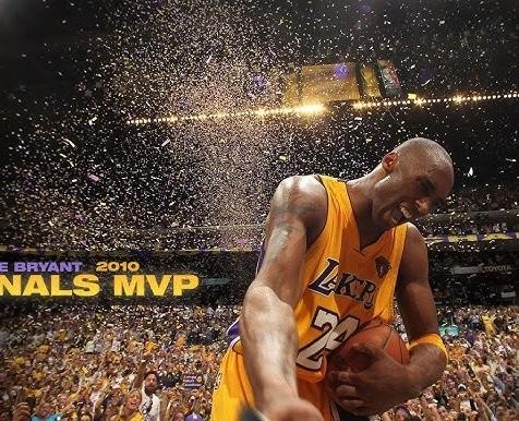 Kobe Bryant celebrujący zdobycie mistrzostwa NBA z Los Angeles Lakers, trzymający trofeum, w otoczeniu konfetti.