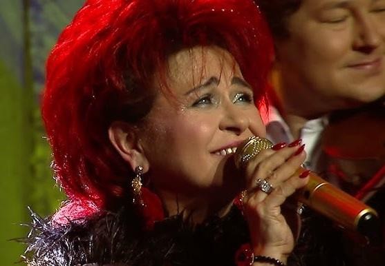 Bernadeta Kowalska w otoczeniu dzieci, ukazująca ciepło rodzinne.
