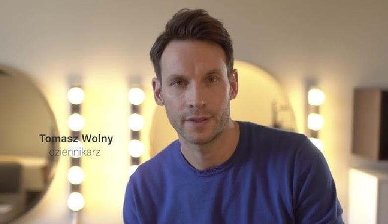 Tomasz Wolny podczas aktywności sportowej, np. w trakcie treningu brazylijskiego jiu-jitsu, na desce kitesurfingowej lub grający w koszykówkę.