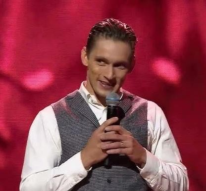 Filip Gurłacz w naturalnej interakcji z fanami na Instagramie, ukazujący swoją autentyczność i dostępność.