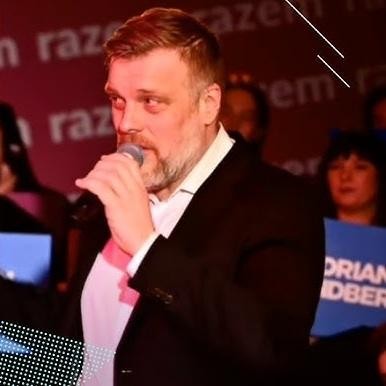Ilustracja symbolizująca edukację i kwalifikacje Adriana Zandberga, z elementami nawiązującymi do historii, programowania i nauki.