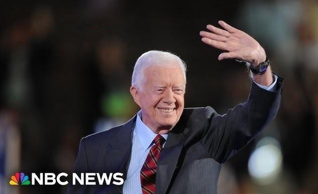Jimmy Carter podczas prezydentury lub pracy humanitarnej, zamyślony i zaangażowany.