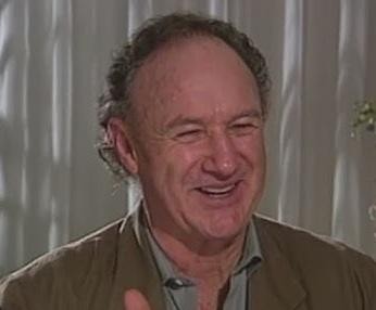 Gene Hackman z żoną Betsy Arakawą, uśmiechnięci, w domowym otoczeniu.