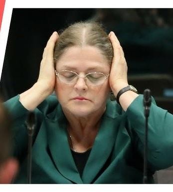 Młotek sędziowski na tle dokumentów prawnych, symbolizujący wymiar sprawiedliwości.