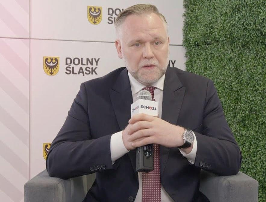 Symboliczne przedstawienie kariery Dawida Jackiewicza, łączące elementy rozwoju gospodarczego i bezpieczeństwa narodowego, z wizją przyszłości.