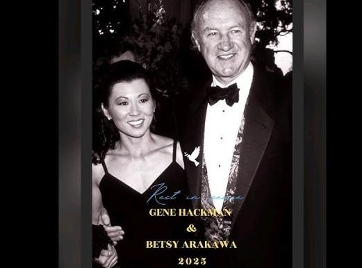 Gene Hackman i Betsy Arakawa, uśmiechnięci, w intymnym ujęciu, sugerującym ich prywatne życie i głęboką więź.