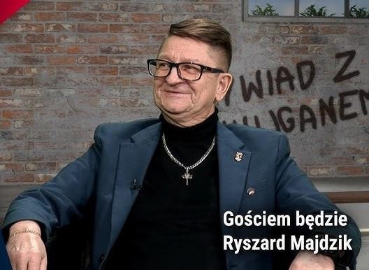 Dłoń trzymająca podziemną gazetę z czasów PRL, symbolizująca opór i walkę o wolność.