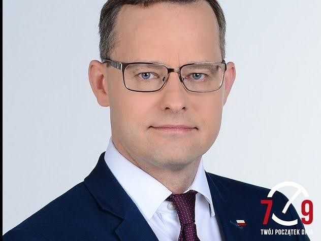 Marcin Romanowski podczas wystąpienia publicznego, symbolizującego jego rolę w polityce i wymiarze sprawiedliwości.
