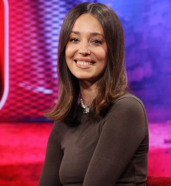 Izabella Krzan z charyzmą prowadząca program telewizyjny w studiu.