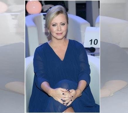 Agnieszka Wagner, zbliżenie, naturalne światło, subtelny uśmiech, podkreślający urodę i elegancję.