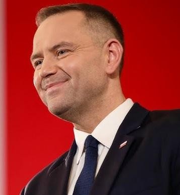 Wystawa muzealna poświęcona II wojnie światowej, z interaktywnymi elementami i panelami informacyjnymi.