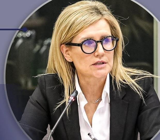 Portret Ewy Wrzosek z determinowanym wyrazem twarzy, symbolizujący jej niezłomną postawę w obronie praworządności.