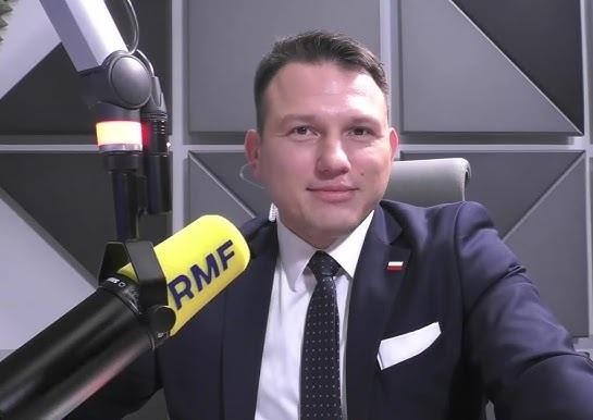 Sławomir Mentzen podczas wiecu politycznego, przemawiający z pasją do zgromadzonego tłumu.