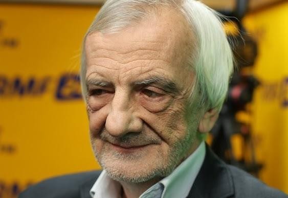 Ryszard Terlecki podczas wystąpienia publicznego, z ekspresyjną gestykulacją.