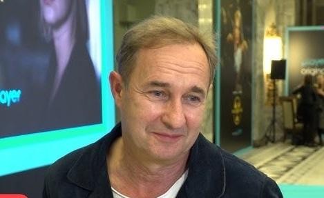 Marek Kalita z żoną Aleksandrą Popławską i córkami, Natalią i Antoniną, w domowym zaciszu w Puszczy Kampinoskiej.