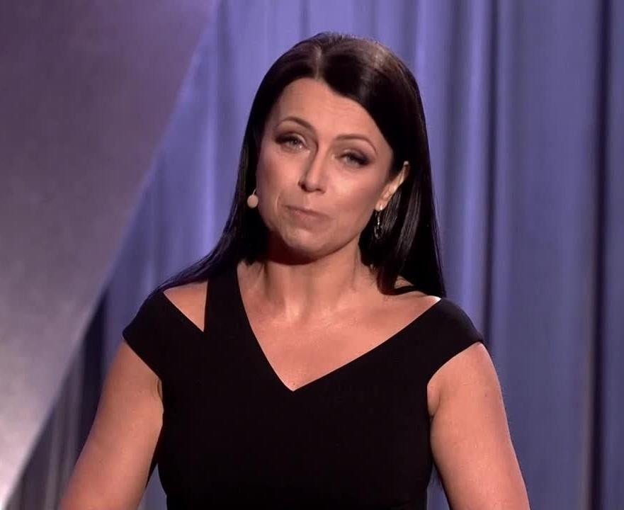 Adrianna Borek w akcji na scenie z Kabaretem Nowaki, wcielająca się w postać Krystyny, z charakterystyczną mimiką i gestem.