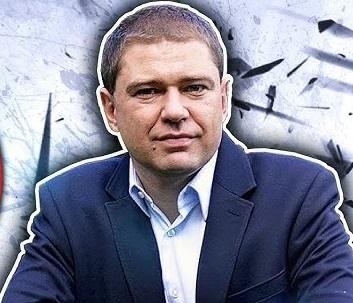 Piotr Szumlewicz przemawiający na wiecu związkowym, symbolizujący jego rolę lidera i obrońcy praw pracowniczych.
