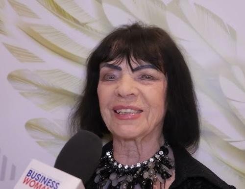 Sława Przybylska podczas występu na scenie, czarno-białe zdjęcie.