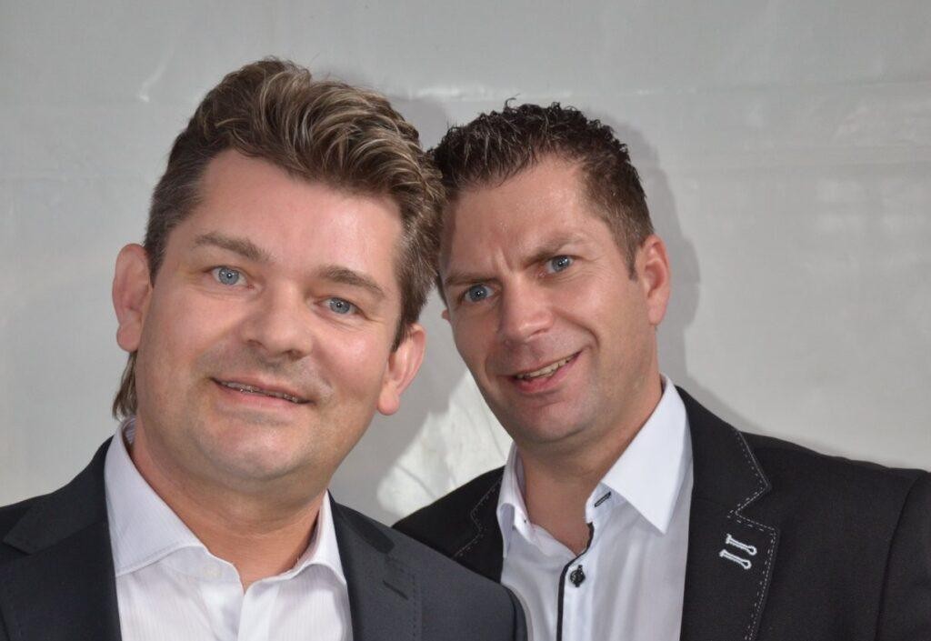 Zespół Akcent z Ryszardem Warotem na scenie podczas festiwalu Disco Pod Gwiazdami, w tle rozświetlona publiczność.