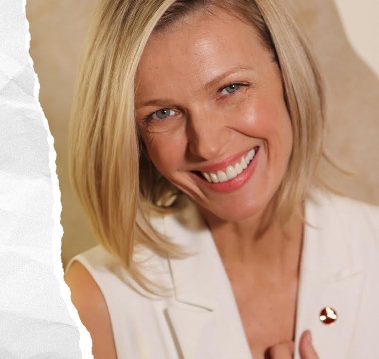 Magda Mołek na Instagramie, uśmiechnięta, z telefonem w ręku, w tle subtelne elementy nawiązujące do jej kanału YouTube