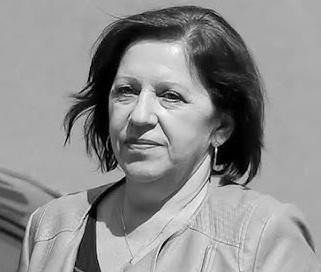 Stylizowana ilustracja przedstawiająca dramatyczną scenę przesłuchania Barbary Skrzypek w prokuraturze, z rozmytą postacią w centrum i sylwetkami prawników, oddająca napięcie i powagę sytuacji.