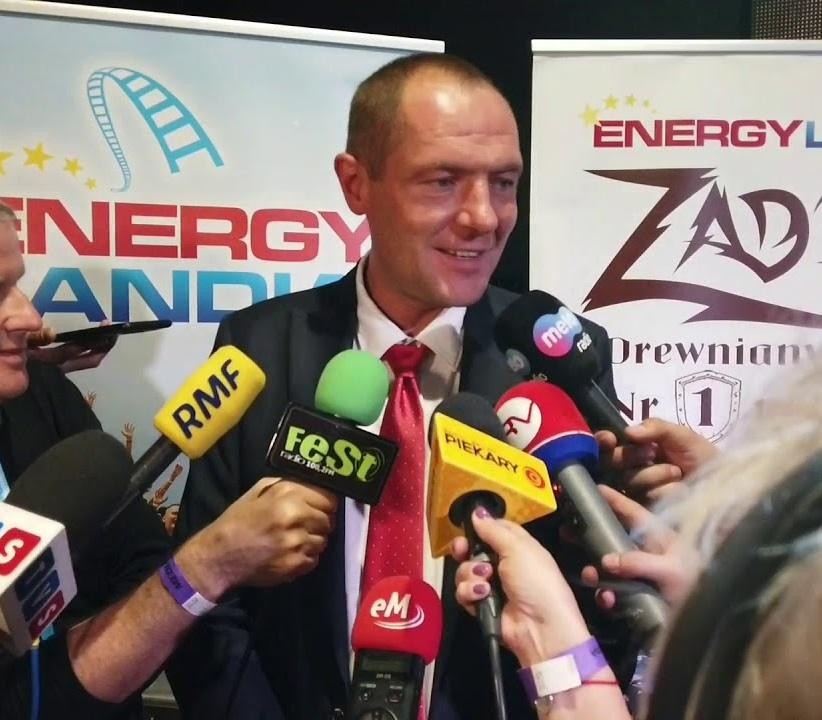 Alt: Marek Goczał w swoim samochodzie rajdowym SSV podczas rajdu terenowego w pustynnym krajobrazie, ukazujący dynamikę i pasję do sportów motorowych.