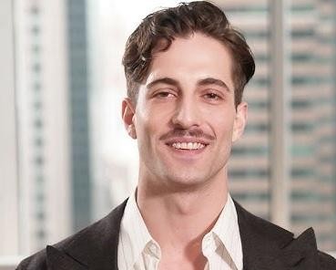 Damiano David podczas energetycznego występu na scenie z zespołem Måneskin, z dynamicznym oświetleniem i widoczną interakcją z publicznością.