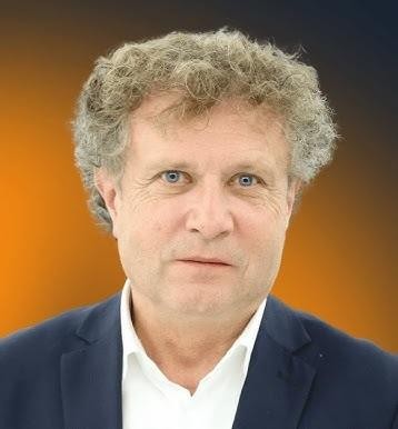 Jacek Karnowski podczas wystąpienia publicznego, z mikrofonem, w trakcie przemowy.