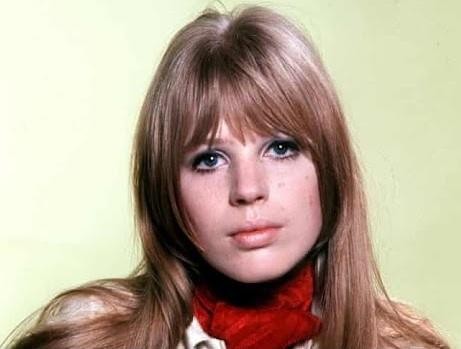 Marianne Faithfull z partnerami, ukazująca jej życie uczuciowe i etapy relacji.