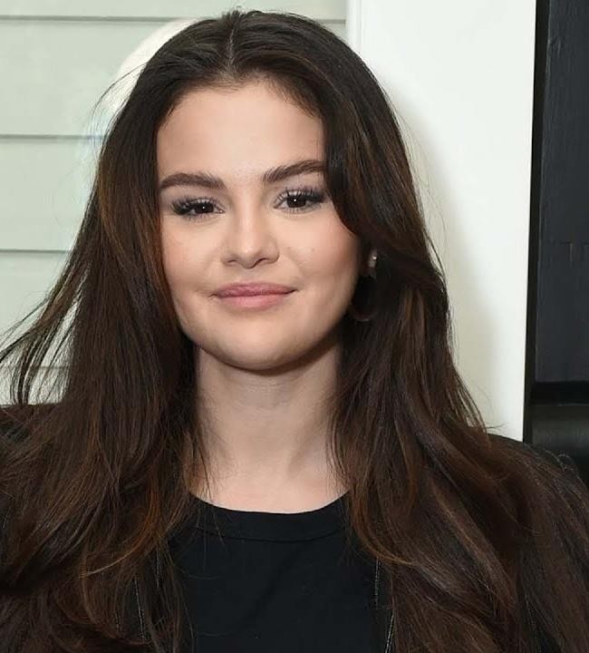Selena Gomez podczas spotkania z fanami, uśmiechnięta i przystępna.