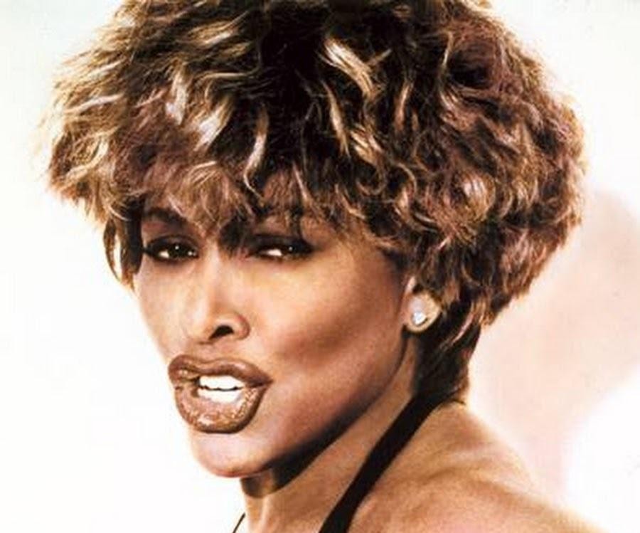 Tina Turner w spokojnej, refleksyjnej pozie, w eleganckim otoczeniu, z delikatnym oświetleniem, ukazująca wewnętrzną siłę i mądrość.