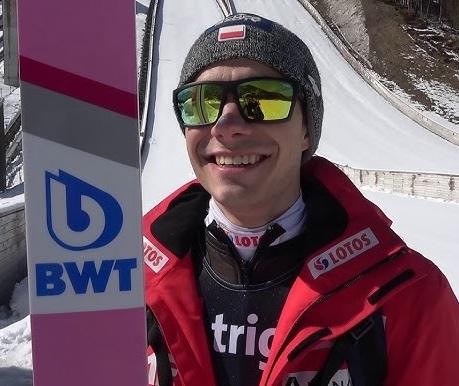 Jakub Wolny w locie podczas zawodów skoków narciarskich.