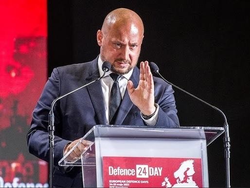 Jacek Siewiera w środowisku medycznym, w stroju lekarskim, symbolizujący jego rolę specjalisty anestezjologii i intensywnej terapii oraz zaangażowanie w medycynę wojskową.